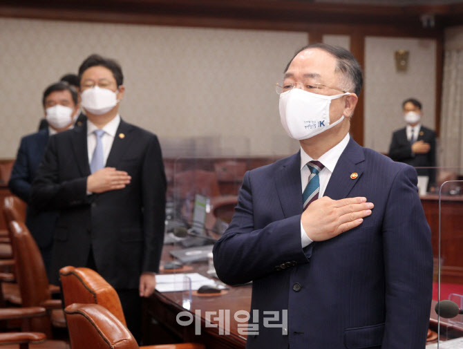 [포토] 국민의례하는 홍남기 부총리