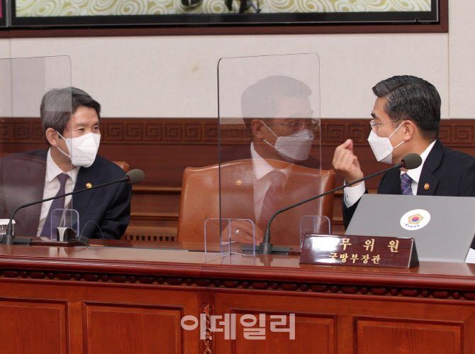 [포토] 대화하는 통일·국방 장관
