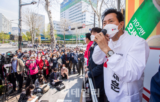 [포토]'유세차량에 올라 지지 호소하는 오세훈'