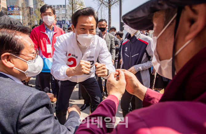 [포토]오세훈, '지지자와 주먹인사'