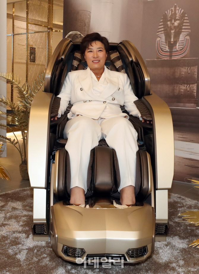 [포토]바디프랜드 황금 안마의자에 앉은 박세리