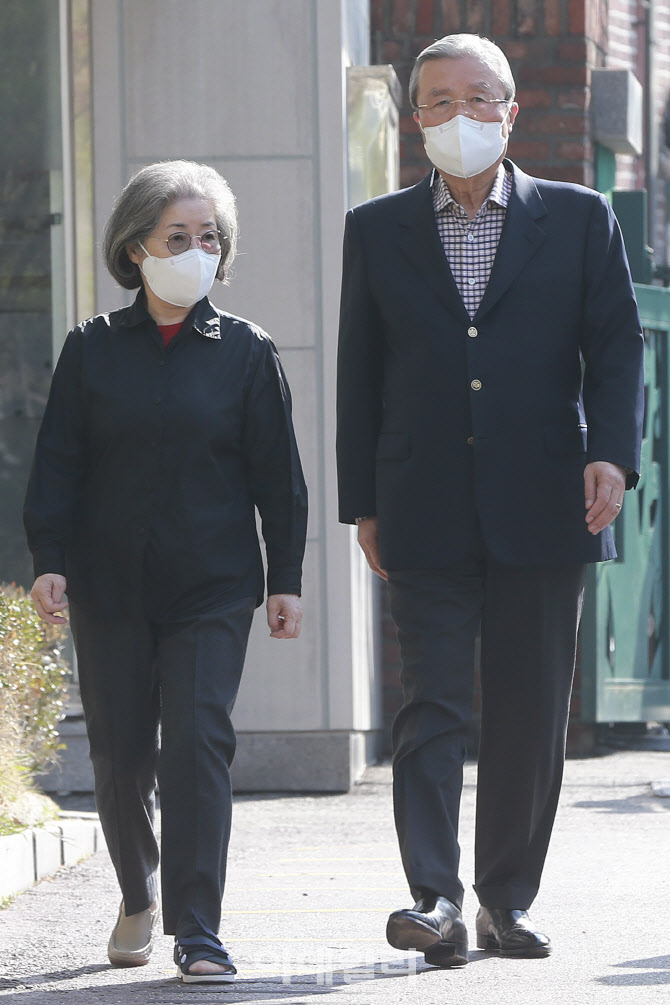 [포토]'투표소 향하는 김종인 내외'