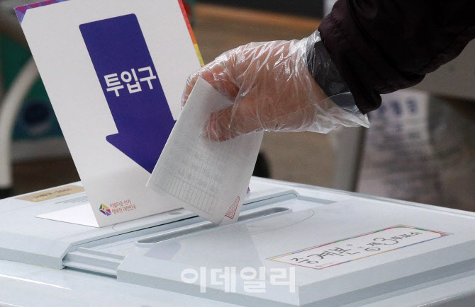 [속보]4·7재보선 오후 5시 투표율 47.3%…서울 49.7% 부산 44.6%