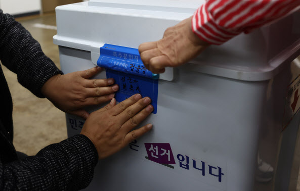 "잘 붙어있나 확인하려고" 경찰, 투표함 봉인지 뜯은 50대 조사