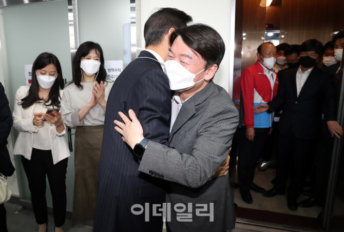 [포토]'포옹하는 오세훈-안철수'
