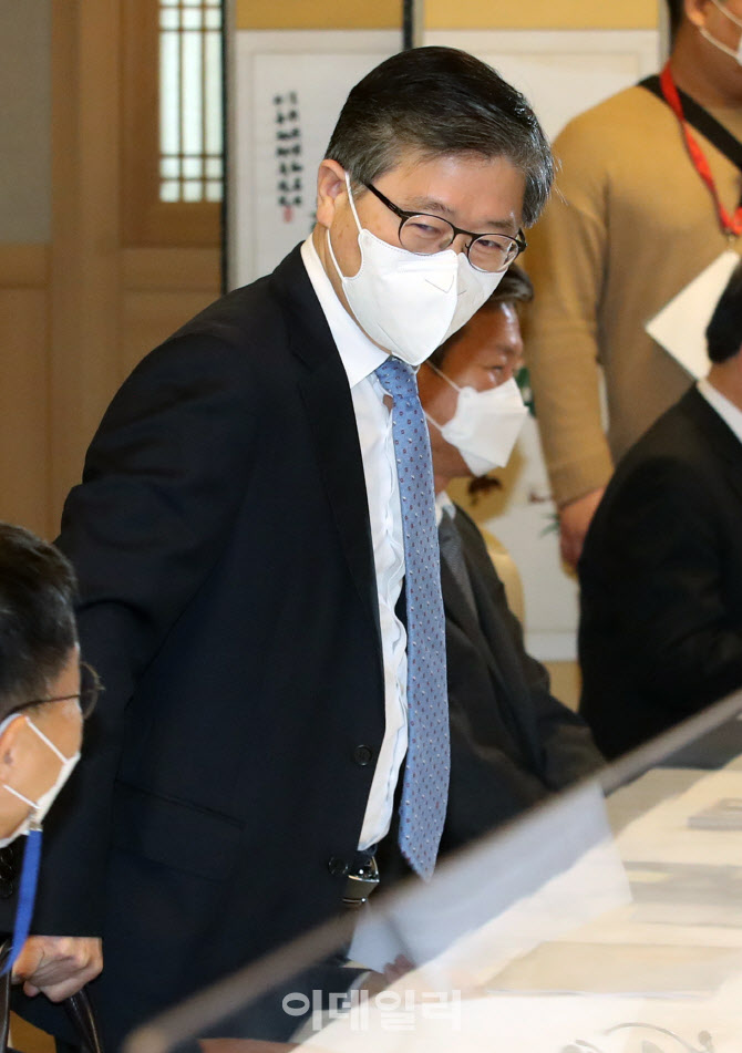 [포토]변창흠 장관, '부동산시장 점검 관계장관회의' 참석