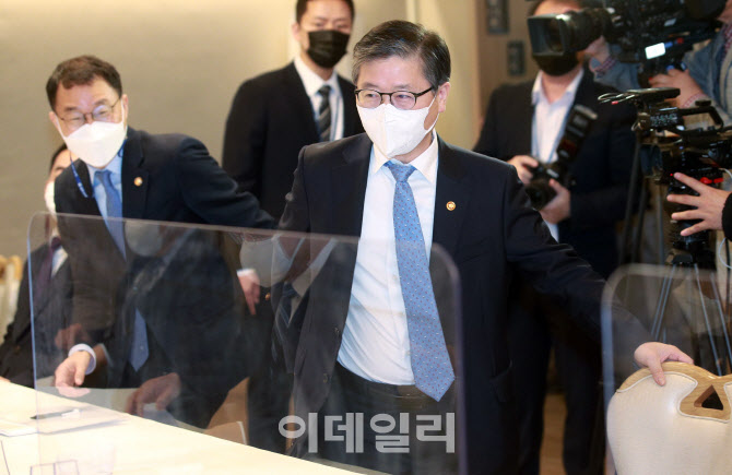 [포토]'부동산시장 점검 관계장관회의' 입장하는 변창흠 장관