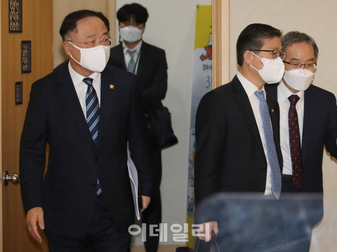 [포토]'부동산시장 점검 관계장관회의' 참석하는 홍남기-변창흠