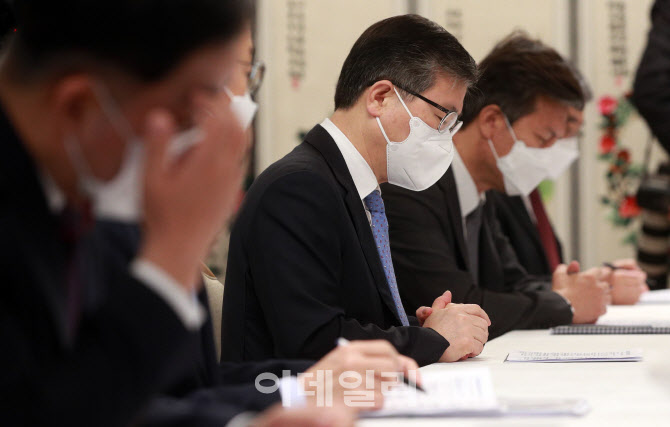 [포토]홍남기 경제부총리 모두발언 경청하는 변창흠 국토부 장관