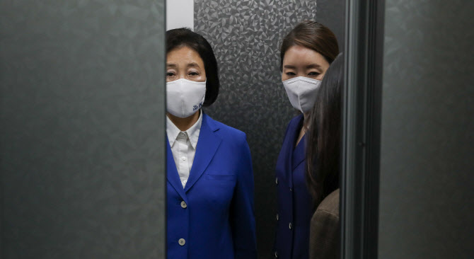 박영선, "죄송하다"는 대변인에 "어려운 선거였어요"