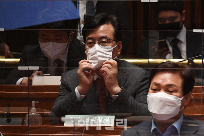 [포토]의총 참석한 송언석 의원, '당직자에게 발길질 등 폭언과 폭행 물의'