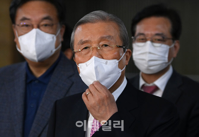 [포토]김종인, '국민의 승리를 자신들의 승리로 착각하지 말라'