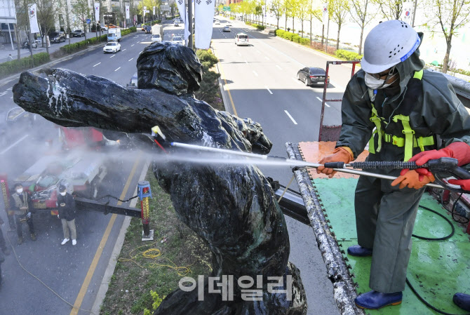 [포토]시원한 샤워하는 올림픽 상징 조형물