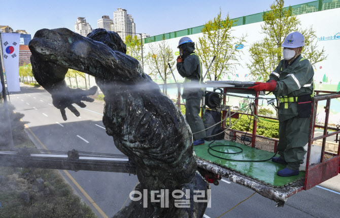 [포토]'구석구석 깨끗히 닦아 주세요'