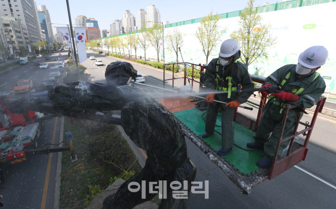 [포토]올림픽로는 봄맞이 세척중