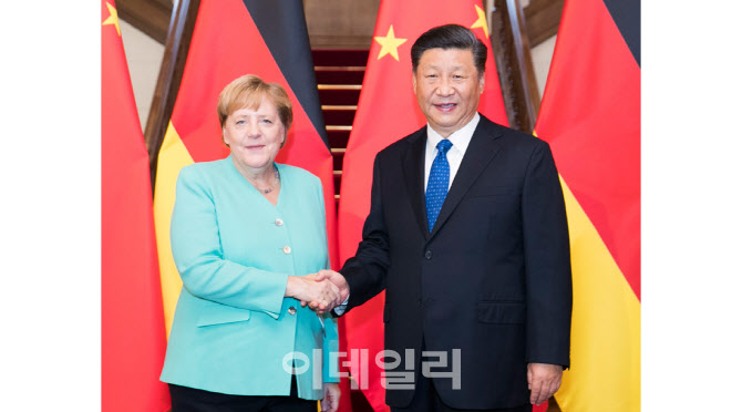 시진핑, 獨메르켈과 통화 "서로 존중하고 간섭말자"…백신 민족주의 반대