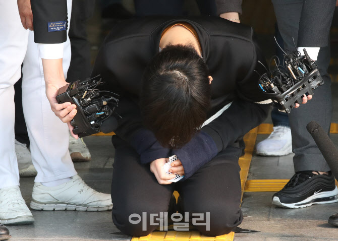 [포토]무릎 꿇고 고개 숙인 '노원구 세 모녀 살인 혐의' 김태현