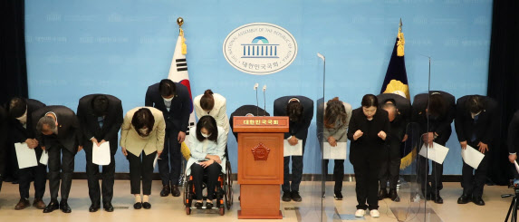 친문, 조국 건드린 초선에 ‘발끈’…“180석 만들어줬더니 총질”