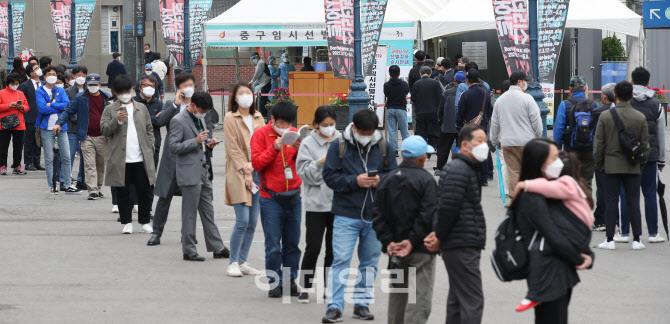 [포토]코로나19 선별진료소, 서울역 앞 광장에 줄 선 시민들