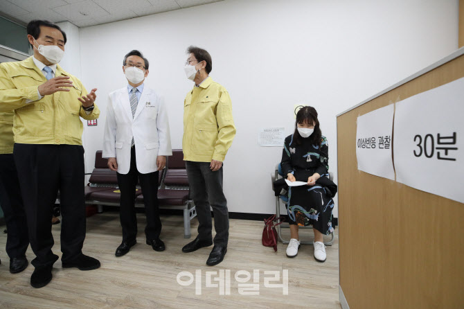 [포토]코로나19 백신 접종 후 이상반응 관찰