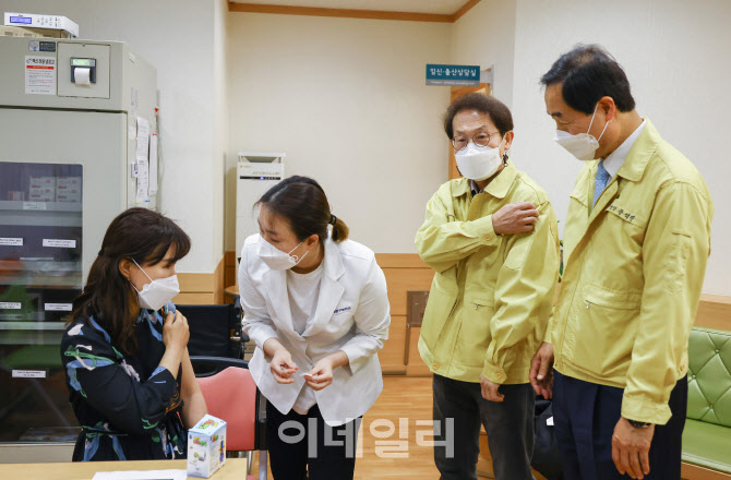 [포토]조희연 교육감, 교직원의 코로나19 백신 접종