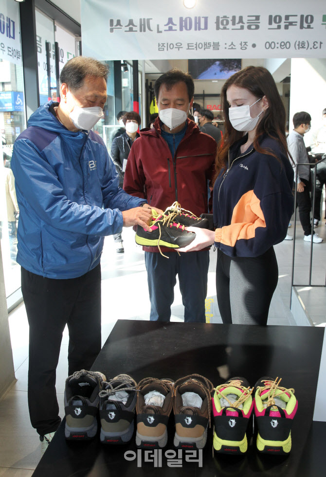 [포토] 블랙야크, 외국인에 등산화 대여