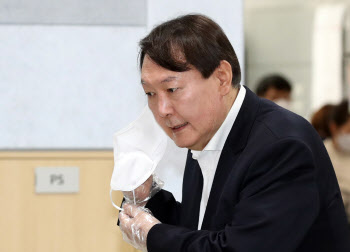 윤석열 '비정규직' 발언에 홍준표, "文대통령인 줄"