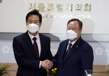 서울시의회, 오세훈 '내곡동 의혹' 조사 잠정 보류 결정