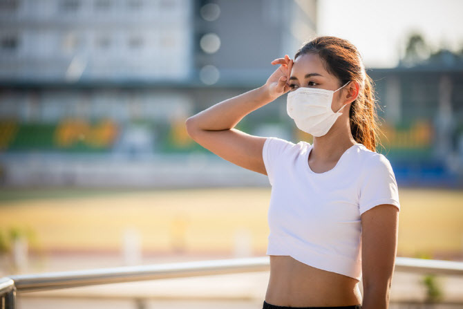 마스크 쓰고 달리는 사람들, 입으로 숨 쉬면 충치 위험 높아져