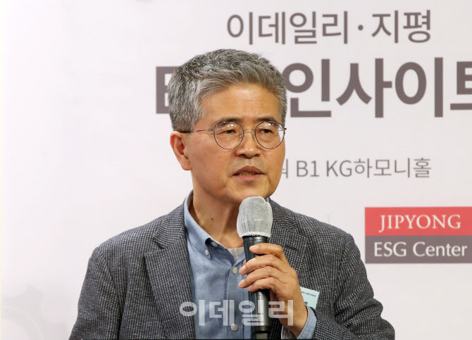 [포토]'국내기업 환경경영 현 주소는' 주제로 발표하는 김종대 인하대 녹색금융특성화대학원 ...