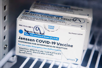 얀센 백신 혈전 부작용에 유럽·남아공 접종 중단..호주는 "수입 않겠다"