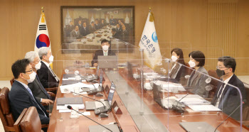 한은, 4월 금통위 금리 연 0.50% 7번째 동결.."정상화 아직 멀었다"(상보)