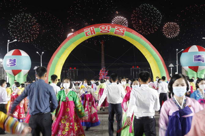 [포토] 태양절, 기념 야회에서 춤추는 북한 청년들