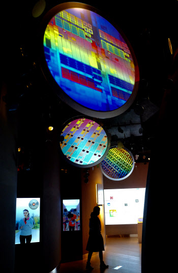 "2조원 더"…TSMC 석 달만에 반도체 투자 더 늘렸다