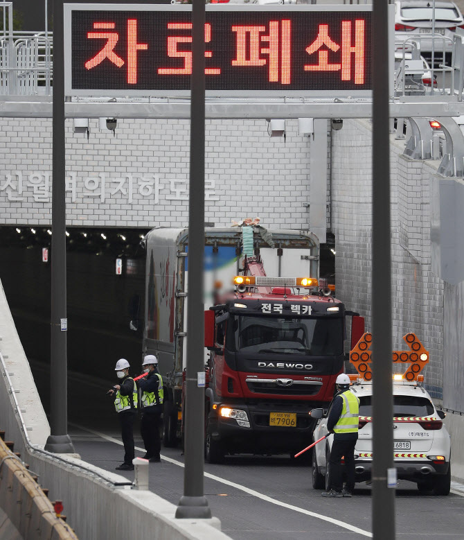 “무리였나?”…신월여의지하도로 첫날, 진입구에 끼인 트럭