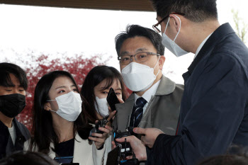 수사 체계 '절반' 완성 그친 공수처…일부 검사 '공정성' 논란까지