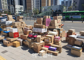 다시 쌓인 '택배 상자탑'…택배 갈등 해결할 묘안도 있다