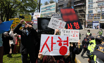 "귀찮은 X"…정인이 양부모 카톡에 그려진 '지옥도'