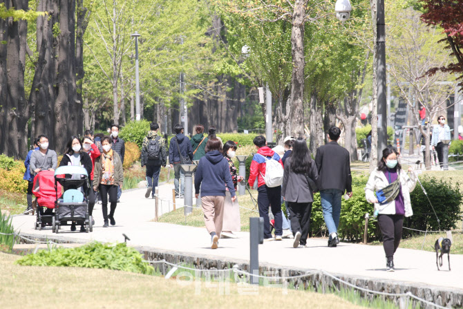 [포토]경의선숲길, 나들이 나온 시민들