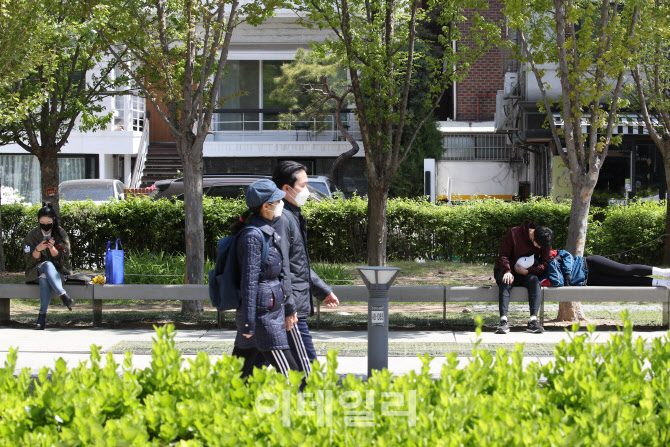 [포토]벤치에서도 사회적 거리두기