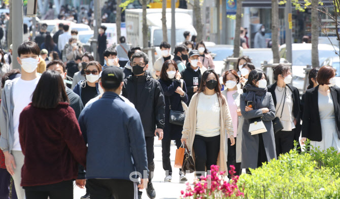 [포토]포근한 날씨에 나들이 나온 시민들