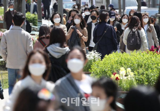 [포토]'봄날씨 만끽' 북적이는 경의선숲길