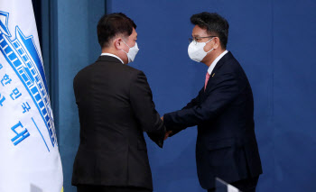 ’비문‘ 김부겸·이철희 선택한 文…홍남기·은성수도 교체 ‘수순’
