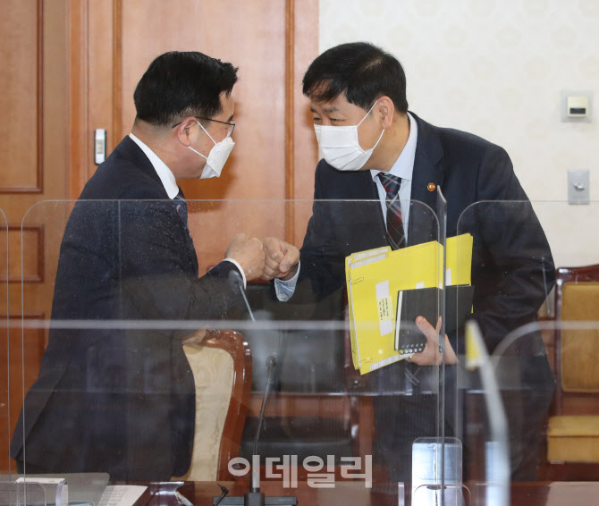 [포토] 인사하는 국무조정실장과 경찰청장