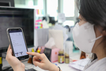 "결제판 없애고 비대면으로"…현대百, ‘보고 문화 실험’ 나선다