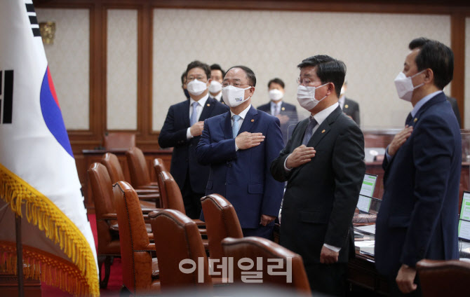 [포토]홍남기 "벤처기업은 고용버팀목…창업 위한 제도혁신 필수"