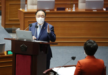 홍남기 “종부세 9억 기준, 상향 검토 여지 있어”