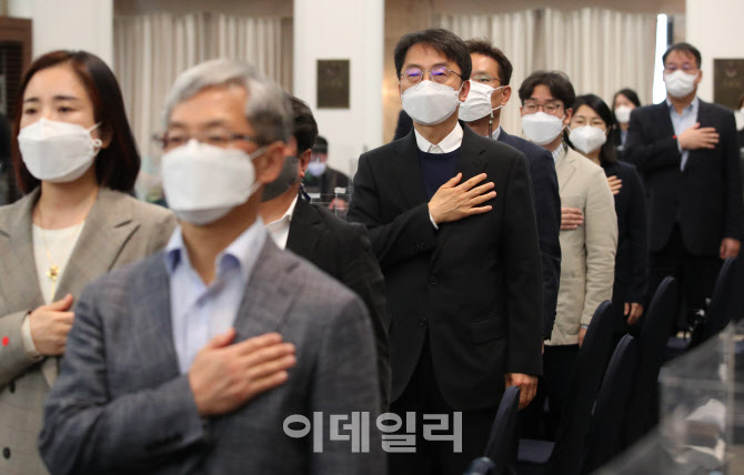 [포토]위원들과 국민의례하는 박준식 최저임금위원장
