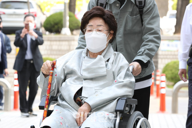 [포토]이용수 할머니, 위안부 피해자 일본 손해배상 청구