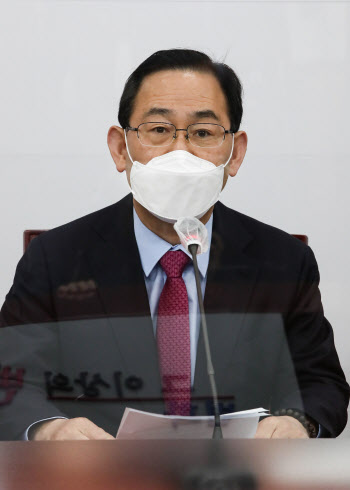주호영 “文·정부, 오락가락 백신 발언에 국민불신 자초”